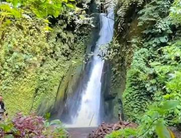 Red Coral Waterfall yang Memanjakan Mata