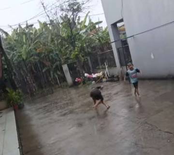 Yuk Mandi Air Hujan, Ada Lho Manfaatnya!