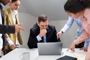 Fokus Pada Kinerja, Abaikan Politik Kantor Berlebihan