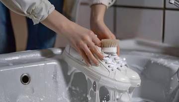 Tips Mencuci Sepatu agar Tidak Merubah Warna Asli