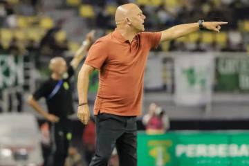 Pelatih Bali United Akui Persebaya Lebih Efektif Bermain