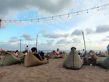 Aktivitas Menikmati Pantai di Sore Hari