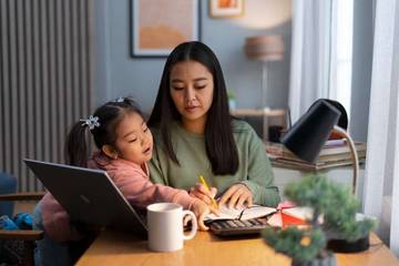 Perjuangan Single Mother: Menyeimbangkan Pekerjaan dan Mengurus Anak