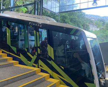 Pengalaman Seru Menaiki Kereta Funikular Menuju Penang Hill