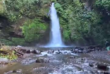 Air Terjun di Tengah Hutan Desa Pelaga 