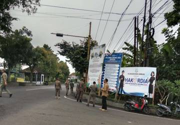 Satpol PP Jembrana Tertibkan Reklame Langgar Aturan