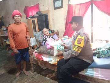 Polsek Singaraja Salurkan Bantuan untuk Lansia Jinengdalem