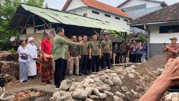 Bupati Kembang Hartawan Resmikan Bedah Rumah Warga Dauhwaru