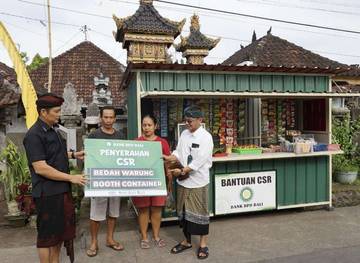 Bupati Kembang Berikan Bantuan Booth Kontainer untuk UMKM