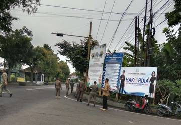Satpol PP Jembrana Tertibkan Belasan Baliho Tak Berizin
