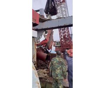 Puing KMP Tunu Pratama Jaya Mulai Diangkat