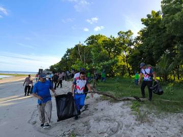 Pelindo dan Stakeholder Bersihkan Pantai Celukan Bawang