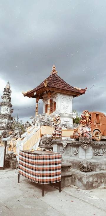Keunikan Pura Paluang dengan Pelinggih Mobil yang Mendunia