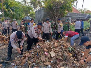 Polsek Singaraja Gelar Bersih Pantai Kubujati Banyuning