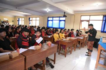 Pendidikan Politik KPU Buleleng Sasar Siswa Candimas