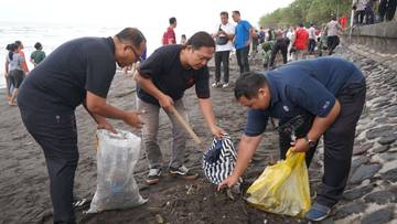 Pemkab Buleleng Gencarkan Bersih Sampah Pesisir