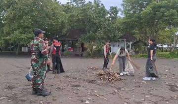 TNI–Polri Ajak Warga Bersihkan Pantai Perancak