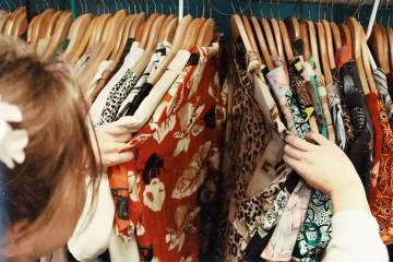 Tips Memilih Baju Thrifting Aman Nyaman Digunakan Sehari