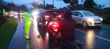 Sat Lantas Polres Buleleng Bersihkan Sisa Banjir Pancasari