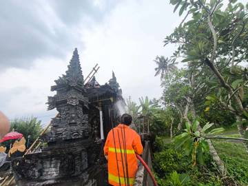 Dipicu Bakar Sampah, Atap Pura Pungut Sari Terbakar