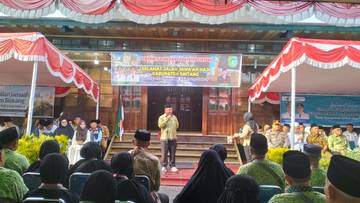 Jemaah Calon Haji Sintang Menuju Pontianak Dikawal Polisi