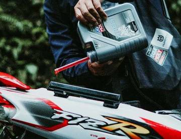 Perbedaan Oli Motor Biasa dan Racing