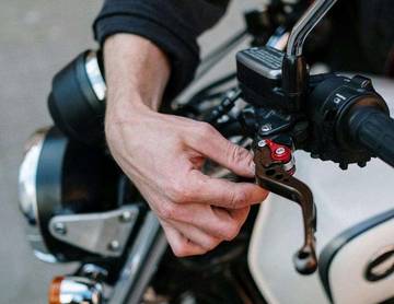 Ciri-Ciri Kampas Rem Motor Harus Diganti