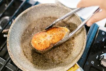 Tips Menggoreng Ikan agar Tidak Lengket di Wajan