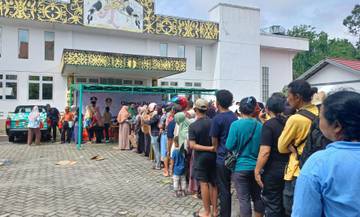 Jelang Nataru,Warga Sintang Sambut Operasi Pasar 