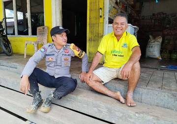 Sambang Warga, Bhabinkamtibmas Polsek-Kota Baru Sampaikan Pesan Polri