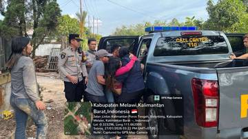 Polwan Polres Melawi Tolong Korban Laka Lantas