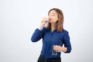 Dampak Minum Berdiri Pada Kesehatan