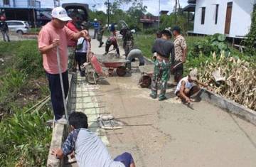 Kodim 1206/Putusibau Bantu Warga Perbaiki Jembatan Rusak