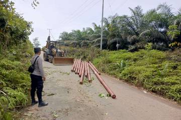 Truk Pengangkut Tiang Listrik di Sekadau Terguling