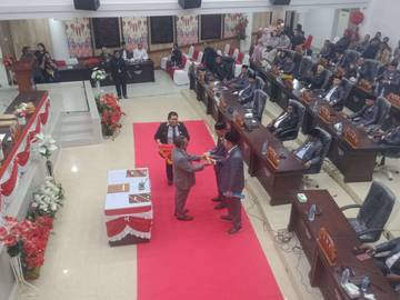 Gelar Rapat Paripurna, Syahrir & Tanery Pimpin DPR Kota Sorong