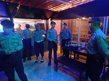 Sebanyak 98 Botol Miras Ilegal Diamankan Satres Narkoba Polresta Sorong Kota