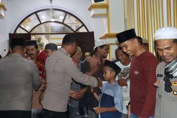 Kapolres Sorsel dan Wakapolres Sambangi Masjid Saat Tarawih