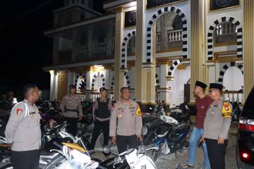 Kapolres Sorong Selatan Pantau Keamanan Tarawih di Masjid