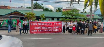 Sebagai Upaya Mendukung UU TNI, Mahasiswa dan Masyarakat Berbagi Takjil