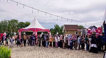 Antrian Panjang Penukaran Uang Pada Festival Takjil Ramadhan Qasuari Merah
