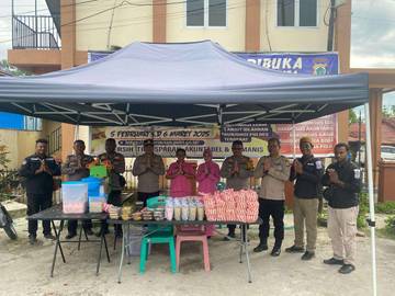 Wakapolres Sorong Selatan Pimpin Pembagian Takjil