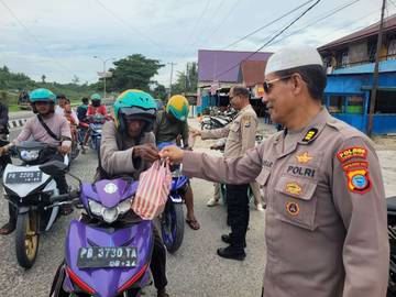 Masyarakat Antusias Terima Takjil Dari Polres Sorong Selatan
