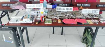 Dengan Menggunakan Palu dan Pisau, Tersangka RA Berhasil Menggasak 35 Unit Handphone