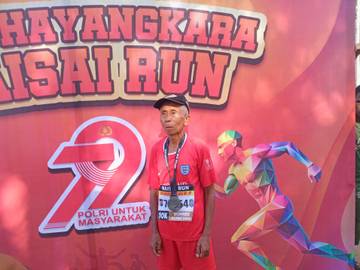 Semangat Kakek Selamet Jadi Inspirasi di Waisai Run