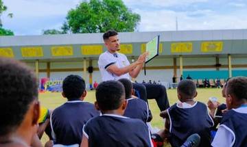 Pemain Timnas Asal Sorong Gelar Coaching Clinic