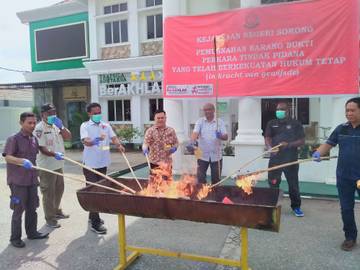 Kejari Sorong Musnahkan Barang Bukti di Akhir Tahun