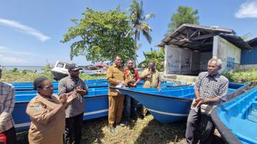 Gubernur Elisa Serahkan Bantuan Perahu dan Mesin Kepada Nelayan