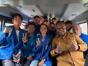 Gubernur Elisa Kambu Salurkan Total Enam Unit Minibus untuk Akses Pendidikan