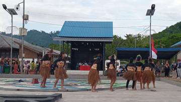 Siswi SMPN di Raja Ampat Tampilkan Tari Kreasi