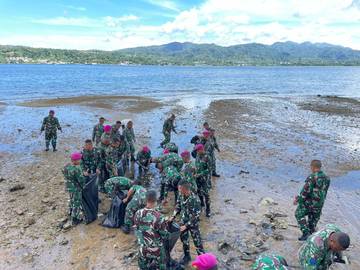 Yonmarhanlan IX Ambon Laksanakan Bersih-Bersih Pantai 